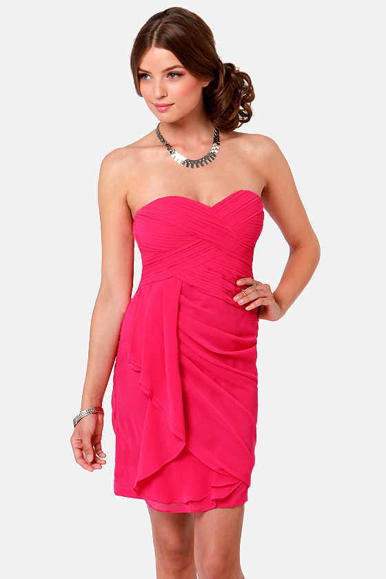 Розовое короткое платье